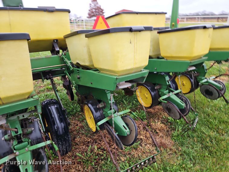 image for item DN7134 John Deere P7000  no-till planter