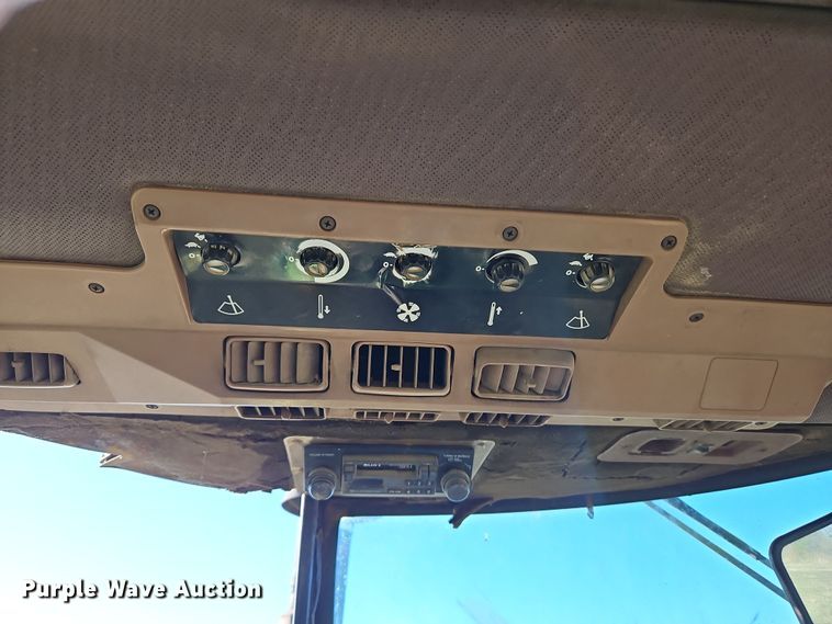 image for item DN7142 1988 John Deere 4850  MFWD tractor