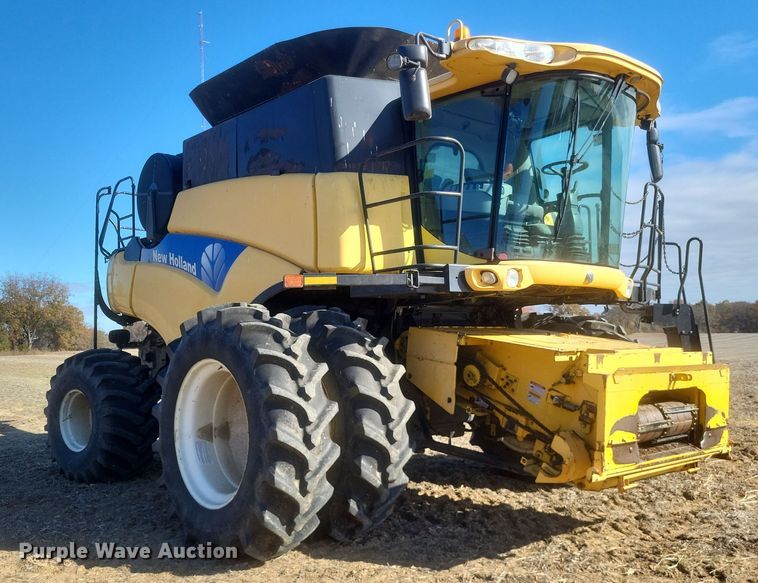 image for item DO4716 2008 New Holland CR9060  combine