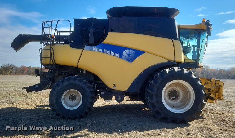 image for item DO4716 2008 New Holland CR9060  combine