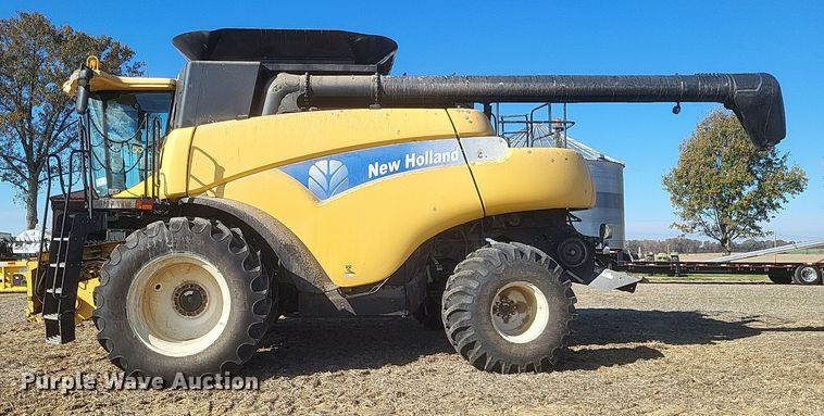 image for item DO4716 2008 New Holland CR9060  combine