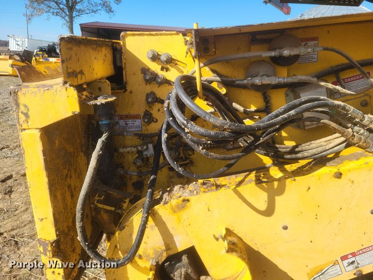 image for item DO4716 2008 New Holland CR9060  combine