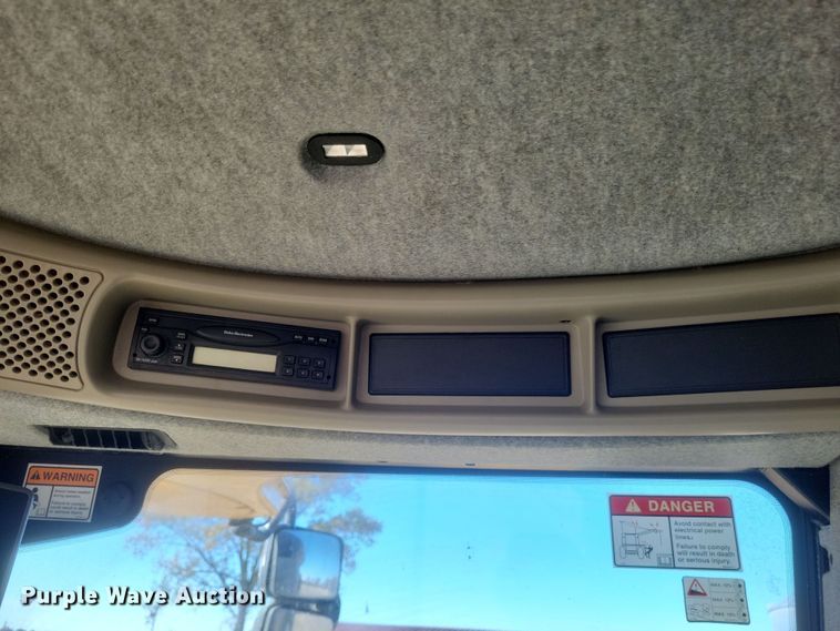 image for item DO4716 2008 New Holland CR9060  combine