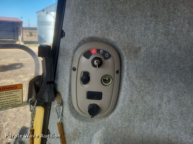 image for item DO4716 2008 New Holland CR9060  combine