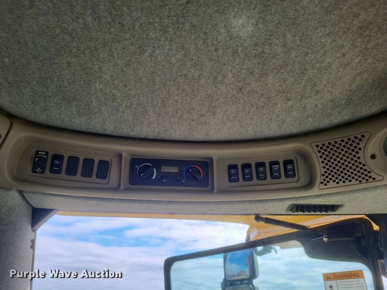 image for item DO4716 2008 New Holland CR9060  combine