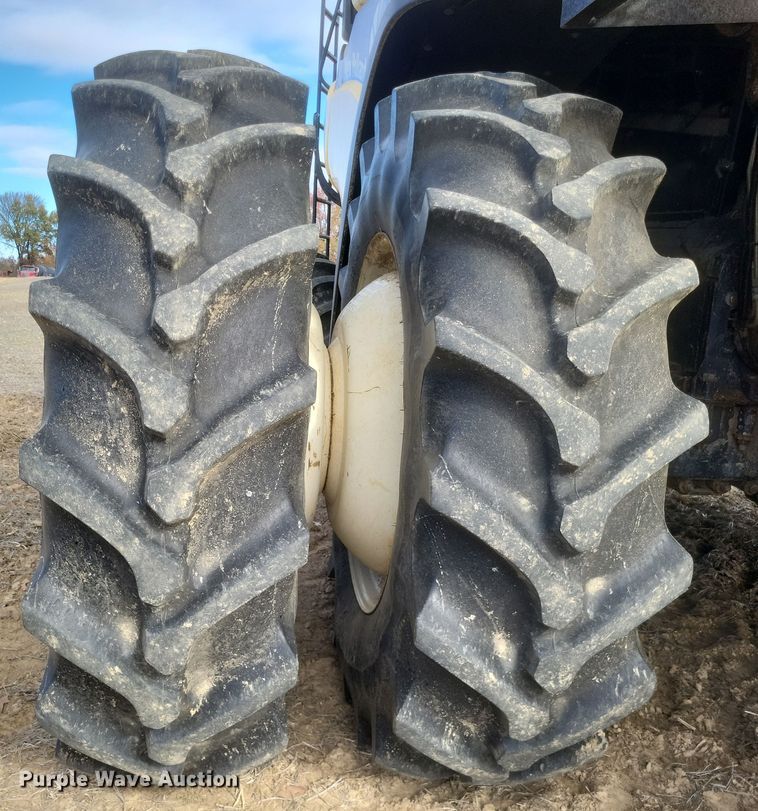 image for item DO4716 2008 New Holland CR9060  combine