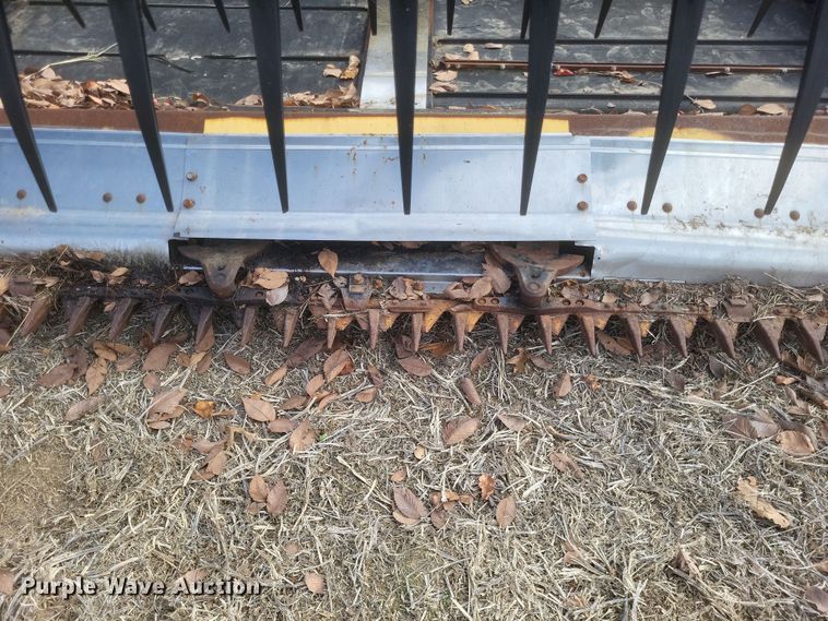 image for item DO4718 2015 New Holland 880CF-30 Super Flex  draper head