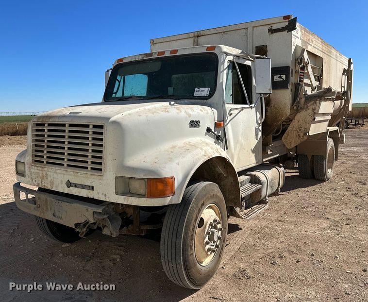 image for item DQ1542 1995 International 4900  feed mixer truck