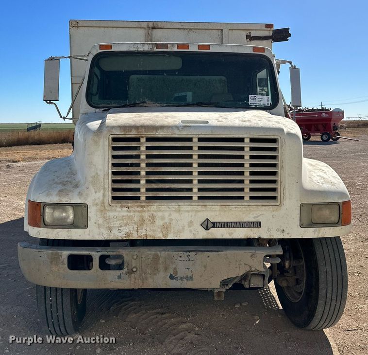 image for item DQ1542 1995 International 4900  feed mixer truck