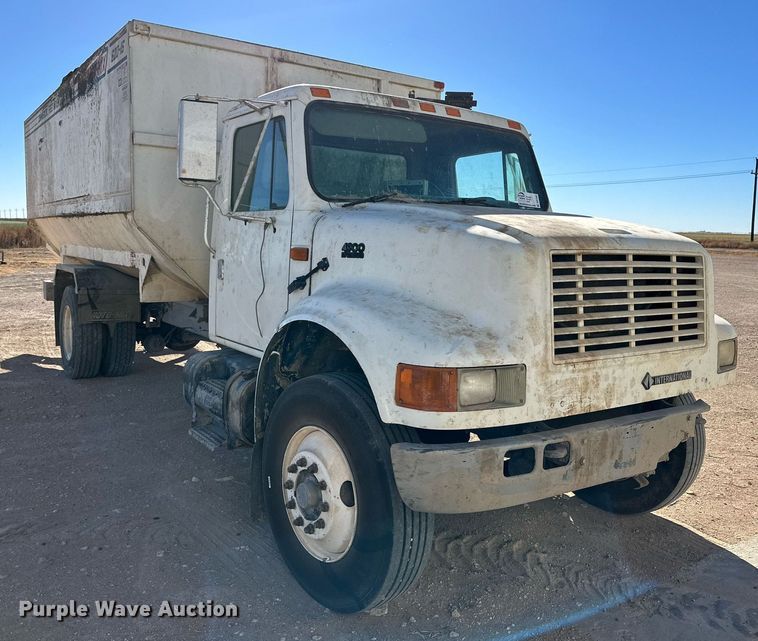 image for item DQ1542 1995 International 4900  feed mixer truck
