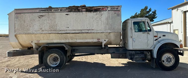 image for item DQ1542 1995 International 4900  feed mixer truck