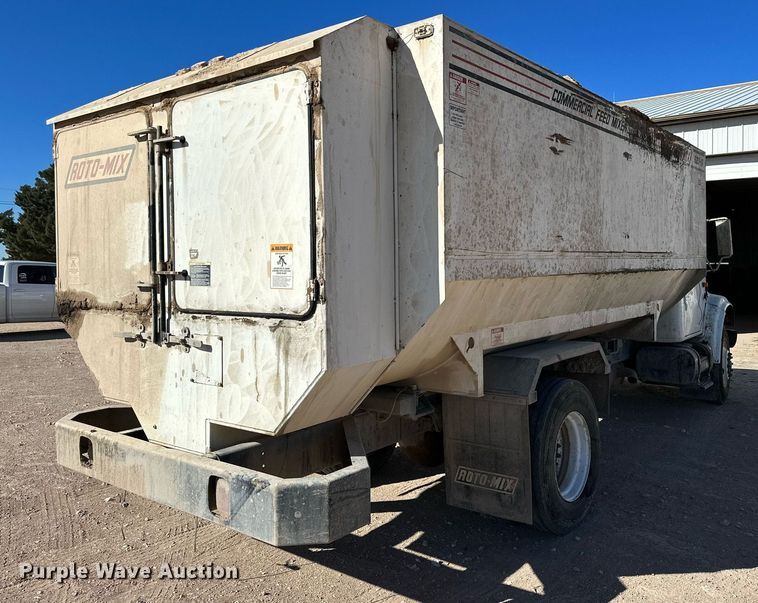 image for item DQ1542 1995 International 4900  feed mixer truck