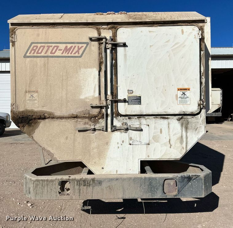 image for item DQ1542 1995 International 4900  feed mixer truck
