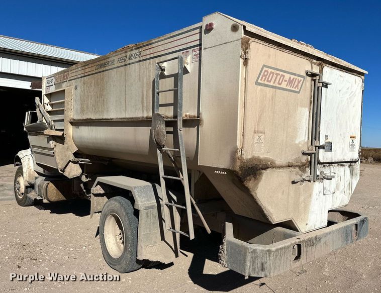 image for item DQ1542 1995 International 4900  feed mixer truck