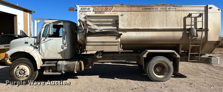 image for item DQ1542 1995 International 4900  feed mixer truck
