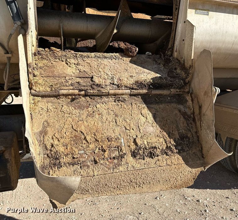 image for item DQ1542 1995 International 4900  feed mixer truck