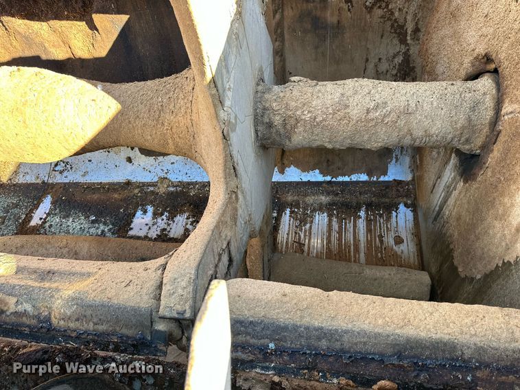 image for item DQ1542 1995 International 4900  feed mixer truck