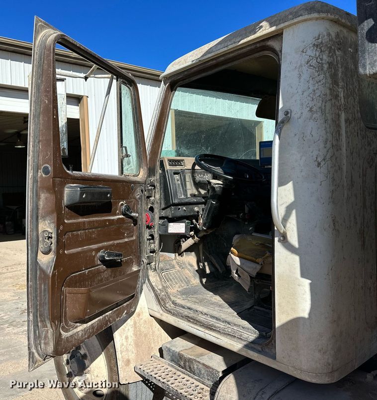 image for item DQ1542 1995 International 4900  feed mixer truck