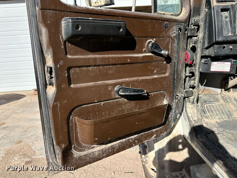 image for item DQ1542 1995 International 4900  feed mixer truck