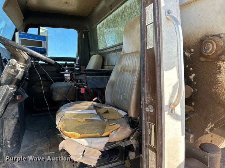 image for item DQ1542 1995 International 4900  feed mixer truck