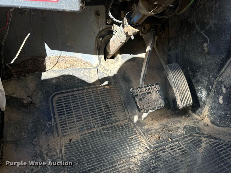 image for item DQ1542 1995 International 4900  feed mixer truck