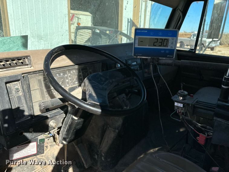 image for item DQ1542 1995 International 4900  feed mixer truck