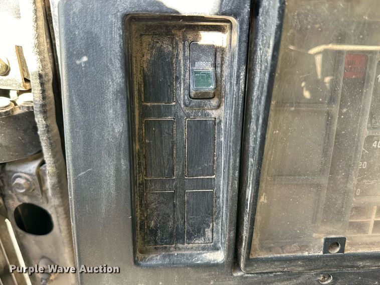 image for item DQ1542 1995 International 4900  feed mixer truck