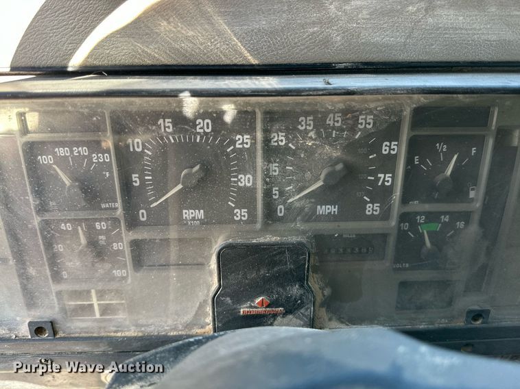 image for item DQ1542 1995 International 4900  feed mixer truck