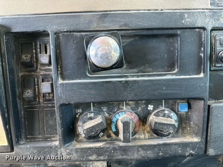 image for item DQ1542 1995 International 4900  feed mixer truck