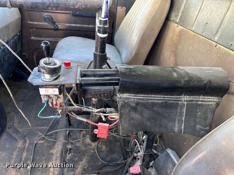 image for item DQ1542 1995 International 4900  feed mixer truck