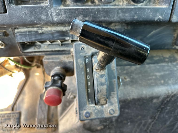 image for item DQ1542 1995 International 4900  feed mixer truck