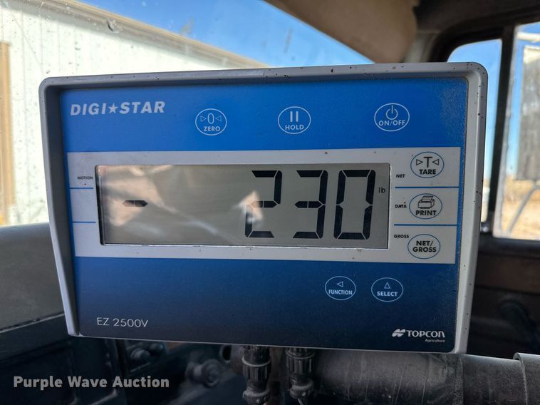 image for item DQ1542 1995 International 4900  feed mixer truck