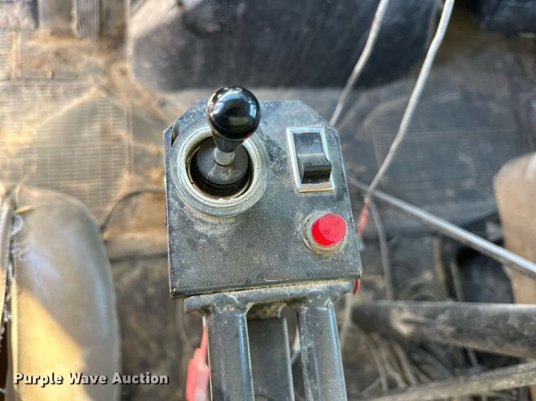 image for item DQ1542 1995 International 4900  feed mixer truck