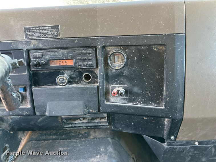 image for item DQ1542 1995 International 4900  feed mixer truck