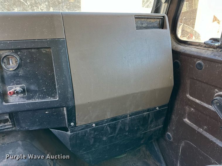 image for item DQ1542 1995 International 4900  feed mixer truck