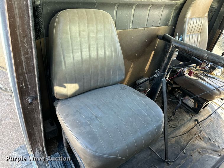 image for item DQ1542 1995 International 4900  feed mixer truck