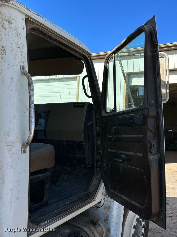 image for item DQ1542 1995 International 4900  feed mixer truck