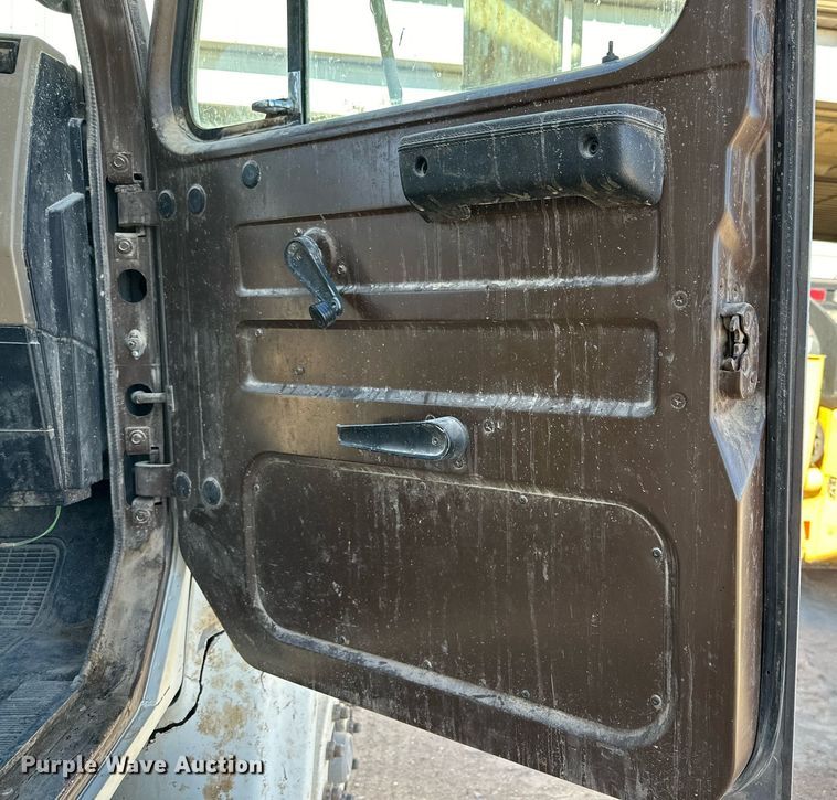 image for item DQ1542 1995 International 4900  feed mixer truck