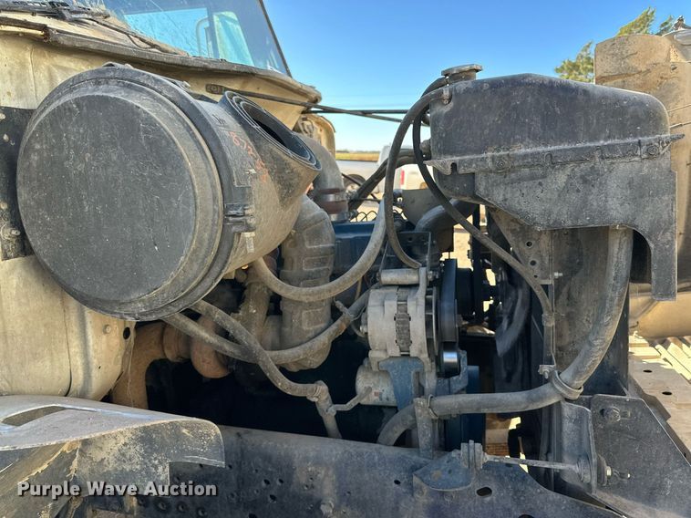 image for item DQ1542 1995 International 4900  feed mixer truck