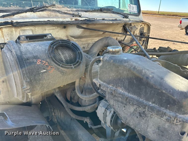 image for item DQ1542 1995 International 4900  feed mixer truck