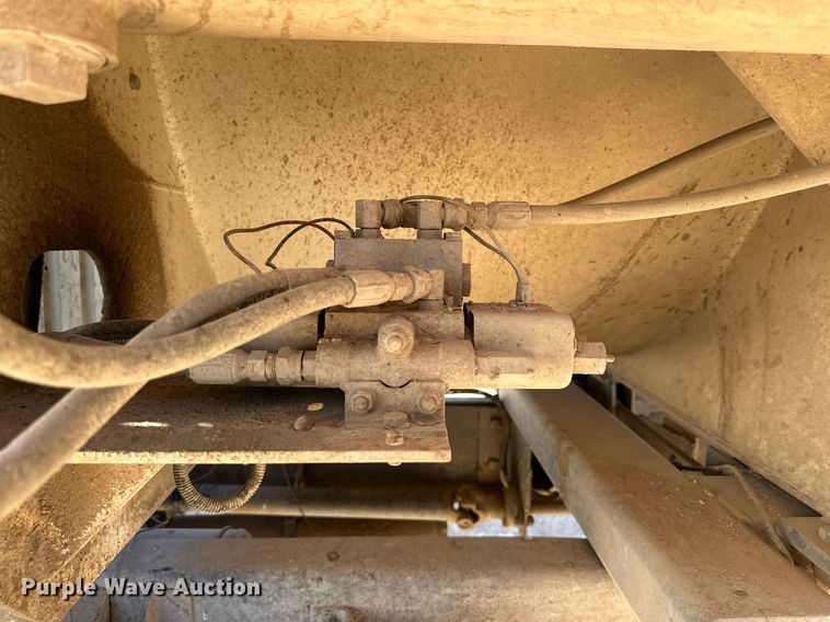 image for item DQ1542 1995 International 4900  feed mixer truck