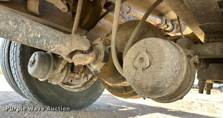 image for item DQ1542 1995 International 4900  feed mixer truck