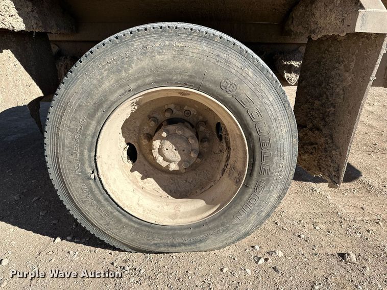 image for item DQ1542 1995 International 4900  feed mixer truck