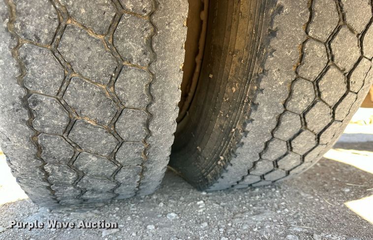 image for item DQ1542 1995 International 4900  feed mixer truck