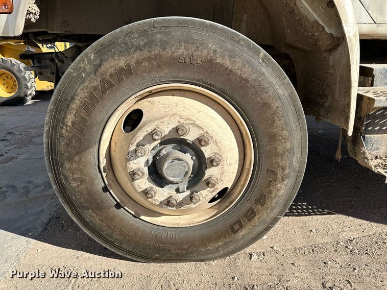 image for item DQ1542 1995 International 4900  feed mixer truck