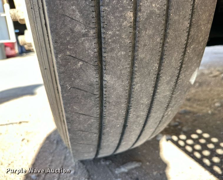 image for item DQ1542 1995 International 4900  feed mixer truck