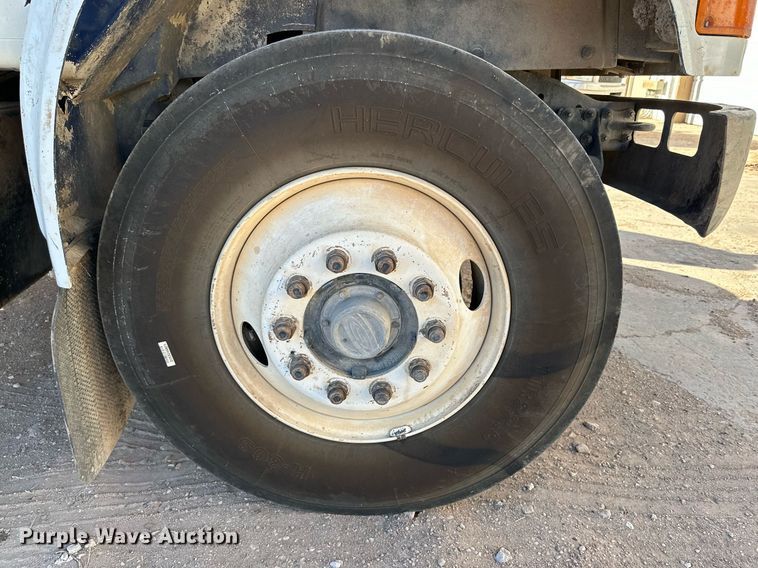 image for item DQ1542 1995 International 4900  feed mixer truck