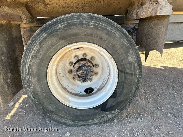 image for item DQ1542 1995 International 4900  feed mixer truck