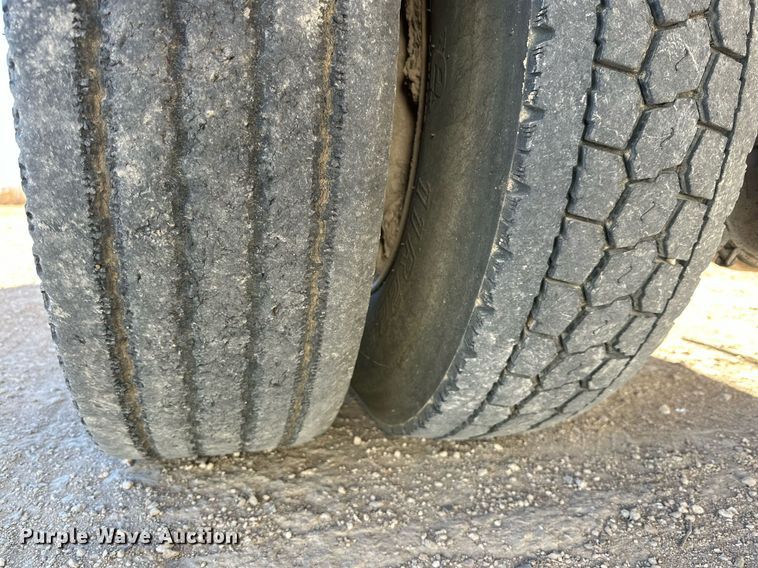 image for item DQ1542 1995 International 4900  feed mixer truck