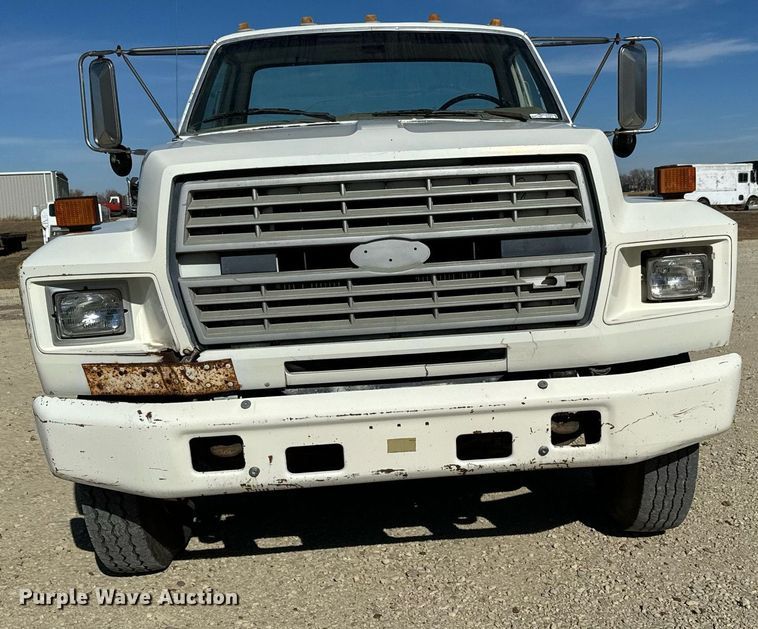 image for item GG9878 1985 Ford F700  truck cab and chassis